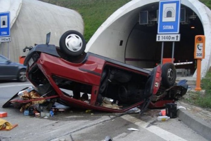Ilustračný obrázok k článku Zrážka kamióna a auta zablokovala tunel Sitina: Pre vodičov je už opäť prejazdný