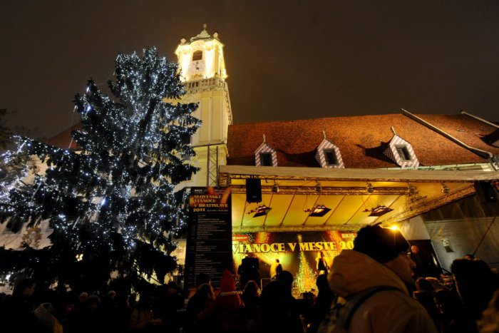 Ilustračný obrázok k článku Vianočný strom na Hlavnom námestí: Ľudia tvrdia, že je tam priskoro. Pozrite sa, kedy ho stavali v predchádzajúce roky