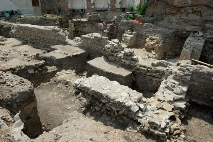 Ilustračný obrázok k článku Výstavba podzemných garáži neohrozí archeologické nálezy pod Bratislavským hradom