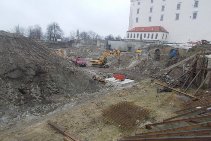 Ilustračný obrázok k článku Aktivisti sa nevzdávajú! Výstavbu garáží v areáli Bratislavského hradu treba obmedziť