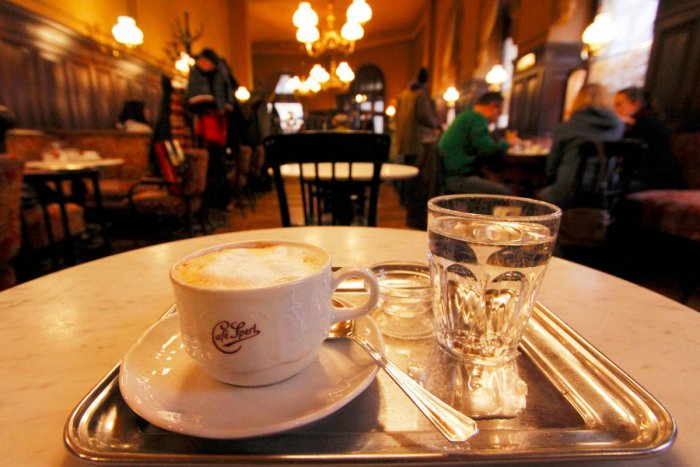 Ilustračný obrázok k článku Chcete si vychutnať kávu v príjemnom prostredí? V centre Bratislavy je päť kaviarní, ktoré vás dostanú svojou výnimočnou atmosférou