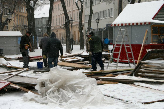 Ilustračný obrázok k článku Koniec vianočných trhov: Na Hlavnom námestí dnes demontovali stánky