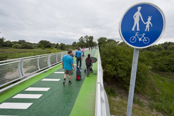 Ilustračný obrázok k článku Bratislavský samosprávny kraj chce vybudovať ďalšie lávky pre peších a cyklistov cez rieku Morava