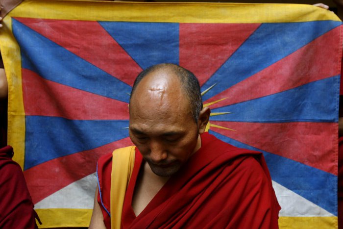 Ilustračný obrázok k článku Solidaritu s Tibetom vyjadruje aj Bratislava: Pred Úradom BSK vyvesili Tibetskú vlajku