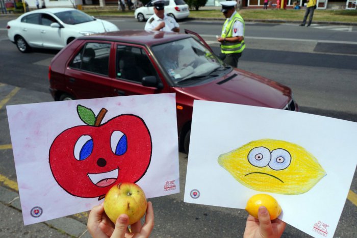 Ilustračný obrázok k článku Tento týždeň čaká vodičov ovocná nádielka. V rámci akcie "jablko-citrón" budú deti rozdávať vodičom ovocie