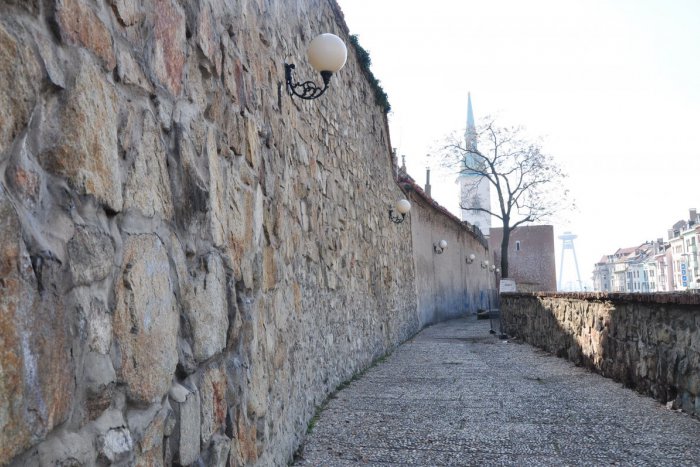 Ilustračný obrázok k článku Videodokument „Čo v sebe ukrýva Bratislava“: Málo miest na Slovensku má tak zachované mestské hradby ako naša metropola