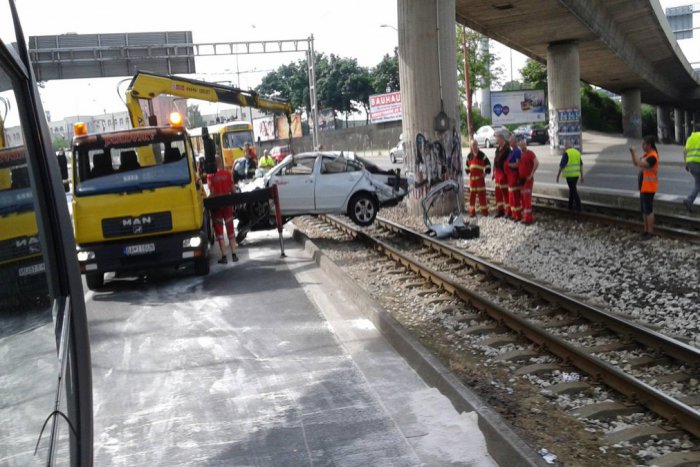 Ilustračný obrázok k článku Pod mostom Lafranconi došlo k vážnej dopravnej nehode. Vodič auta skončil prevrátený na koľajisku