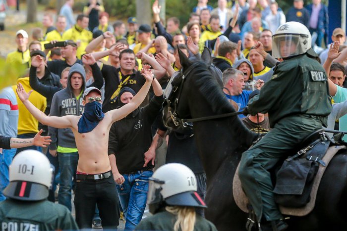 Ilustračný obrázok k článku V Bratislave sa spoja slovenskí futbaloví chuligáni proti prílivu migrantov do Európy