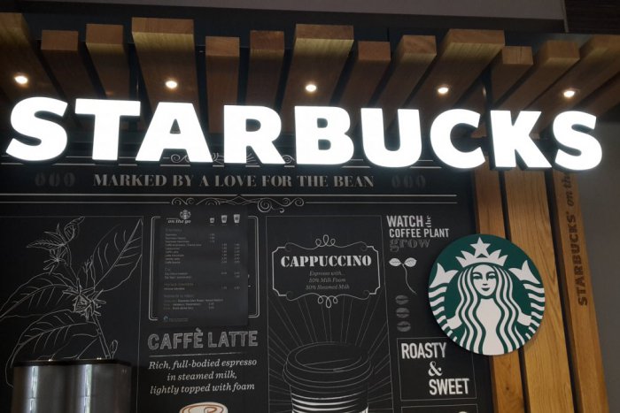 Ilustračný obrázok k článku Fenomén Starbucks už aj v Bratislave! Pozrite sa, ako vyzerá automat na obľúbenú kávu a koľko za ňu zaplatíte