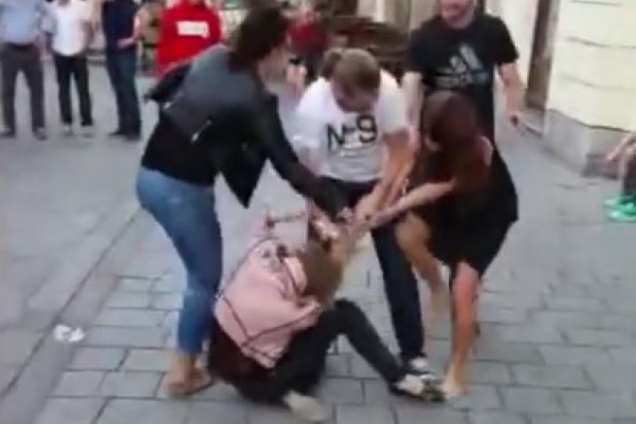 Ilustračný obrázok k článku VIDEO: Otrasné! Dve ženy sa brutálne pobili v centre Bratislavy