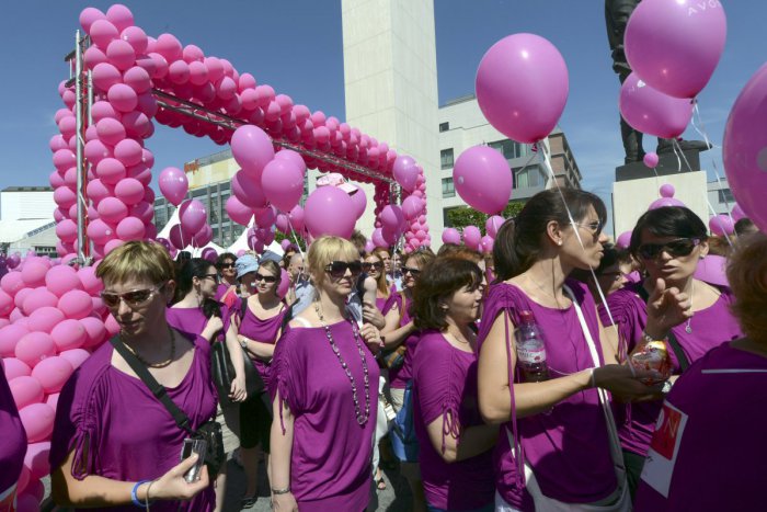 Ilustračný obrázok k článku Mesto sa opäť odeje do ružovej: Avon pochod proti rakovine prsníka prejde centrom Bratislavy
