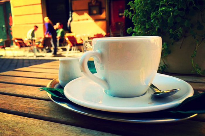 Ilustračný obrázok k článku Na kávu sa kedysi chodilo do Štefánky, Luxoru či Múzejky. Obľuba kaviarní v Bratislave pretrvala
