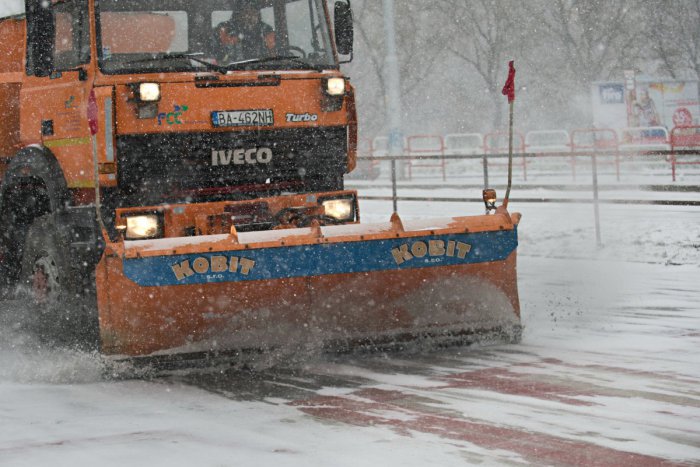 Ilustračný obrázok k článku So snehom bojuje na bratislavských cestách jedenásť mechanizmov