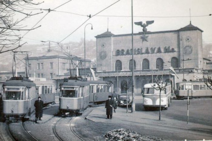 Ilustračný obrázok k článku Bratislavská MHD: Električky nahradili omnibusy ťahané koňmi pred viac ako 120 rokmi