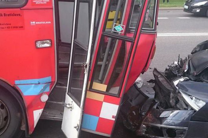 Ilustračný obrázok k článku OBRAZOM: Ako vyzerajú nehody električiek a autobusov v Bratislave