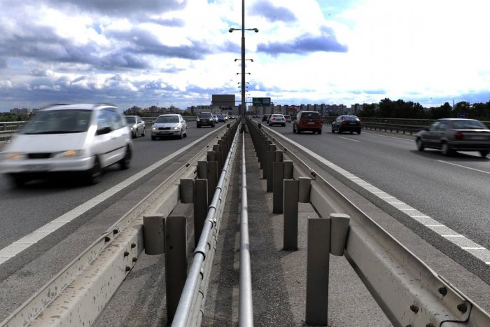 Ilustračný obrázok k článku Na bratislavskom Prístavnom moste čakajú vodičov obmedzenia. Bude sa opravovať!