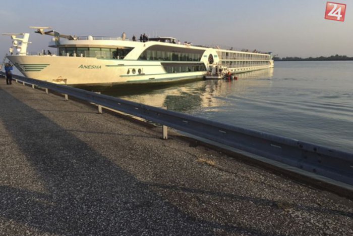 Ilustračný obrázok k článku Havária lode na Dunaji: Polícia obvinila rumunského kapitána, breh dnes opravia