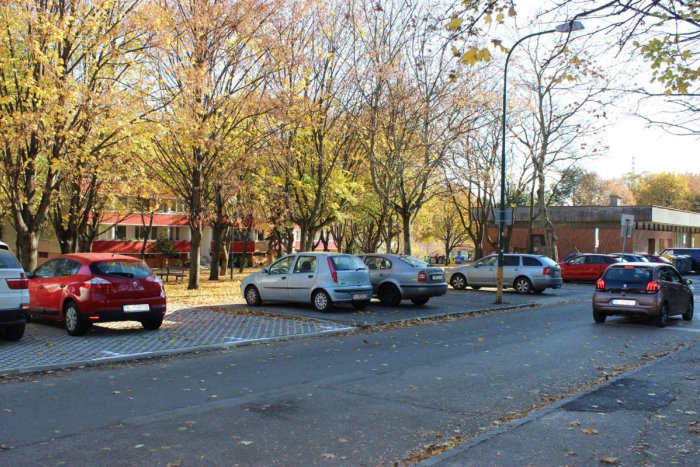 Ilustračný obrázok k článku Problém s parkovaním v Dúbravke by mali zlepšiť nové spevnené plochy