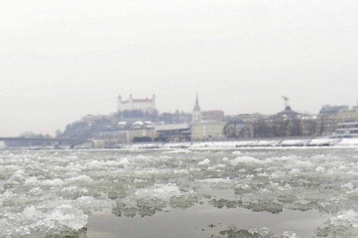 Ilustračný obrázok k článku Cez zamrznutý Dunaj prechádzali v minulosti delá, kanóny aj povozy ťahané koňmi