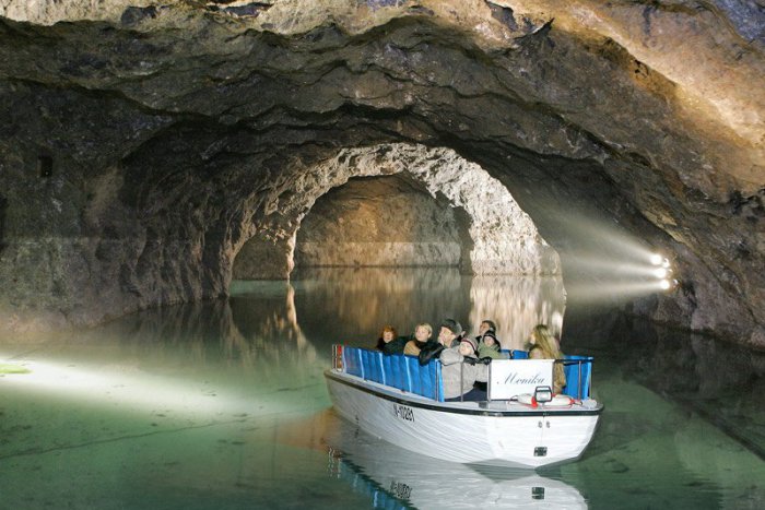 Ilustračný obrázok k článku Tip na výlet: Zažite romantickú plavbu po najväčšom podzemnom jazere v Európe