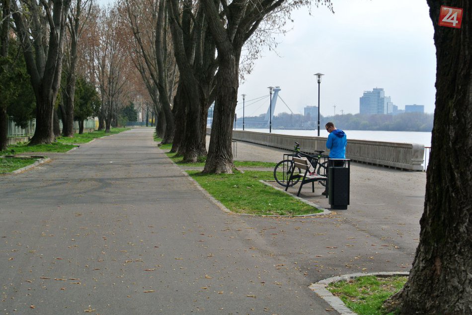 Ilustračný obrázok k článku Dunajská promenáda: Cyklisti kľučkujú pomedzi chodcov, chodci sa vlnia zľava doprava