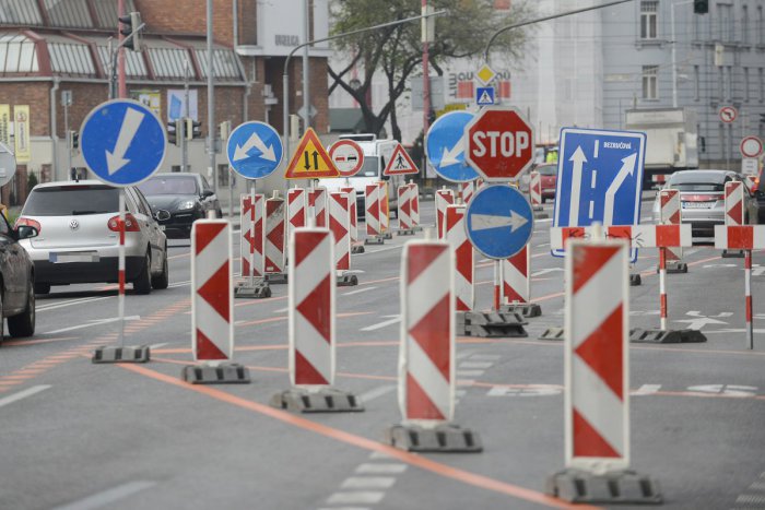 Ilustračný obrázok k článku Vodiči, pozor! V Bratislavskom kraji bude cez víkend obmedzená doprava