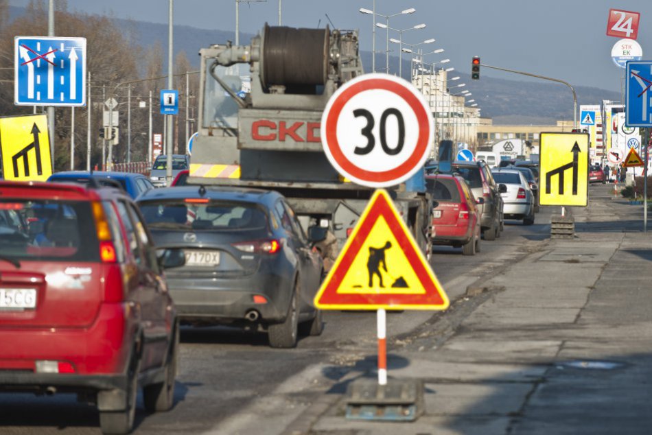 Ilustračný obrázok k článku Vodičov v Bratislave a okolí čakajú dopravné obmedzenia