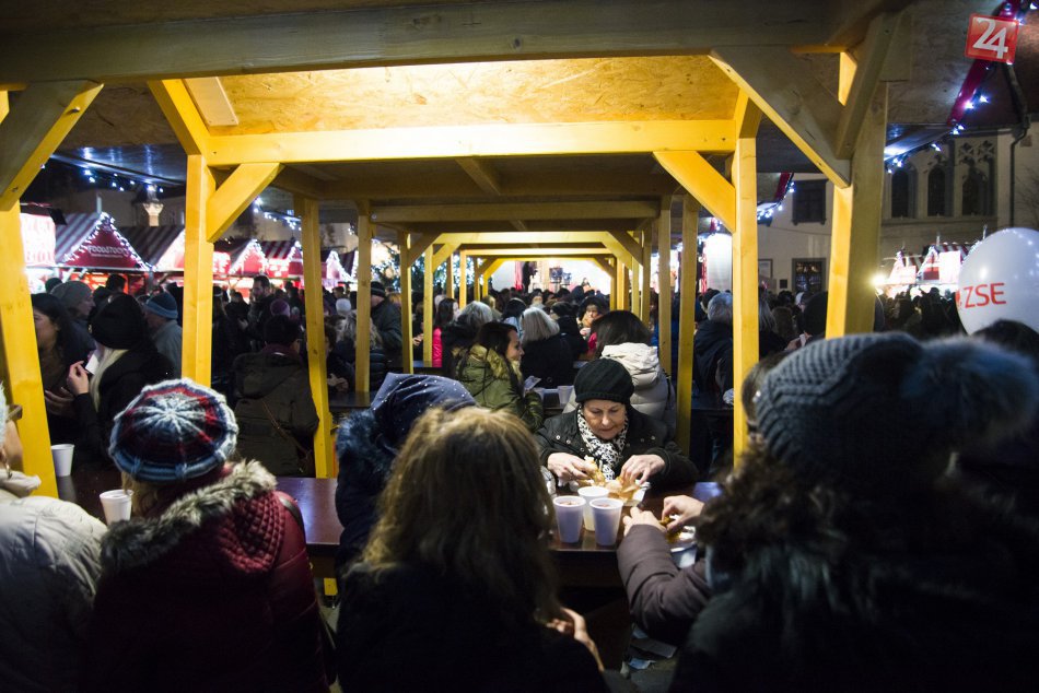 Ilustračný obrázok k článku OBRAZOM: Atmosféra na vianočných trhoch v meste prilákala tisícky Bratislavčanov