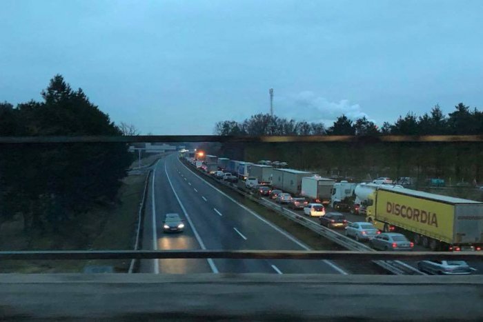 Ilustračný obrázok k článku Diaľnica v smere do Bratislavy je pre nehodu siedmich áut uzavretá