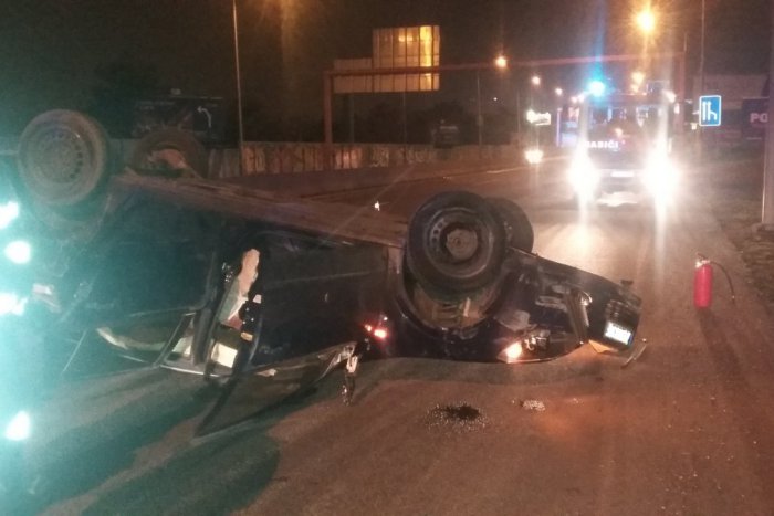 Ilustračný obrázok k článku Hasiči zasahovali pri nehode v Bratislave: Auto skončilo na streche!