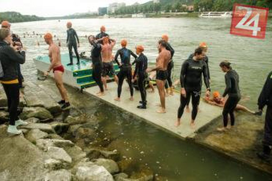 Až 130 nadšencov dnes preplávalo cez Dunaj