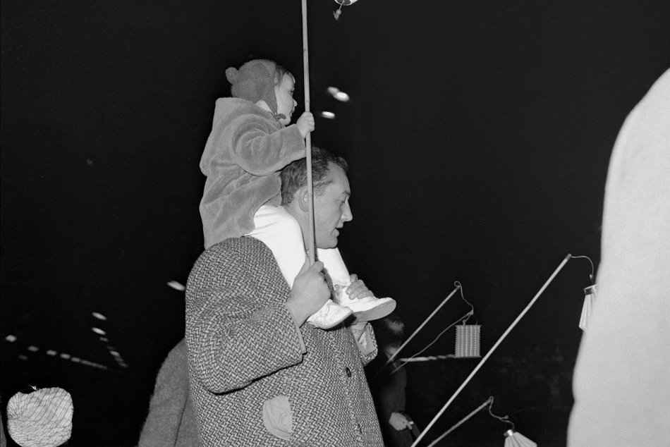 Archívne fotografie lampiónového sprievodu počas osláv VOSR