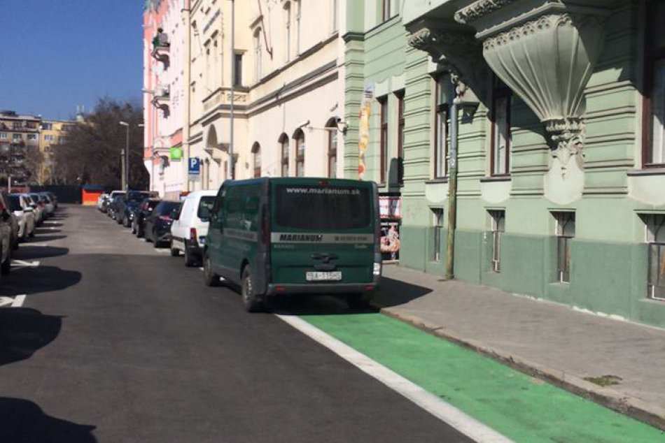 Na bicykli po Bratislave? Niektorí motoristi cyklotrasy ignorujú