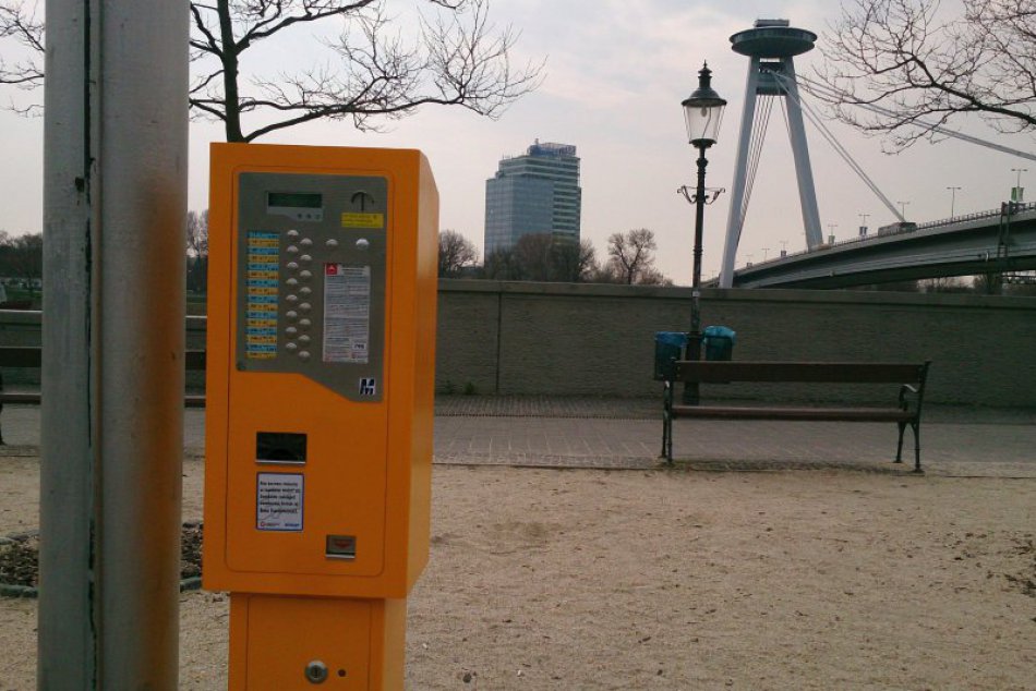 Platba kartou v žltých automatoch