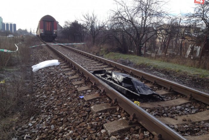 Ilustračný obrázok k článku Tragédia pri Svätom Jure: Muž neprežil zrážku s vlakom. Polícia pátra po jeho totožnosti