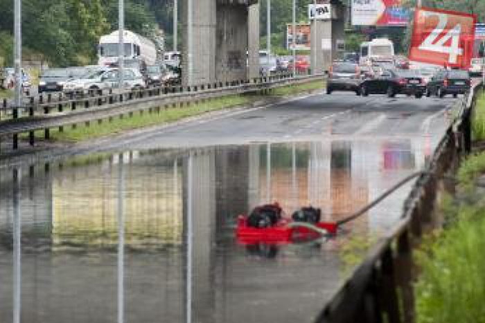 Ilustračný obrázok k článku Počasie narobilo v Bratislave nemalé problémy: Neprejazdný podjazd pod Prístavným mostom, ale aj...