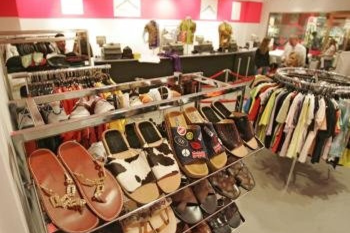 Ilustračný obrázok k článku Mladé ženy (19) sa do obchodu nevybrali nakupovať: Za oblečenie a kabelky platiť nechceli