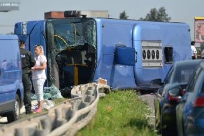 Ilustračný obrázok k článku Nehoda autobusu na ceste zo Sv. Jura: Stav 75-ročnej ženy je stále kritický