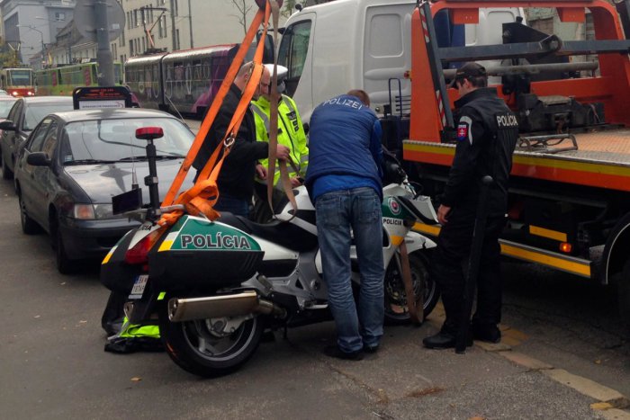 Ilustračný obrázok k článku Nehoda v centre: Auto narazilo do motorky polície. Muž zákona je v ťažkom stave
