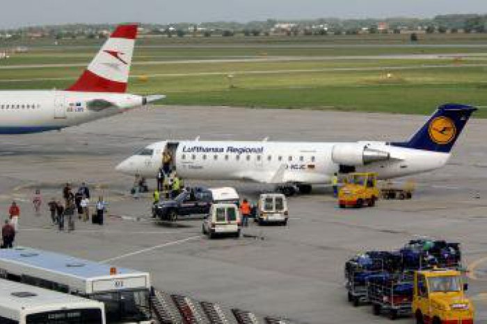 Ilustračný obrázok k článku Ebola: Bratislavské letisko zatiaľ  neprijalo mimoriadne opatrenia