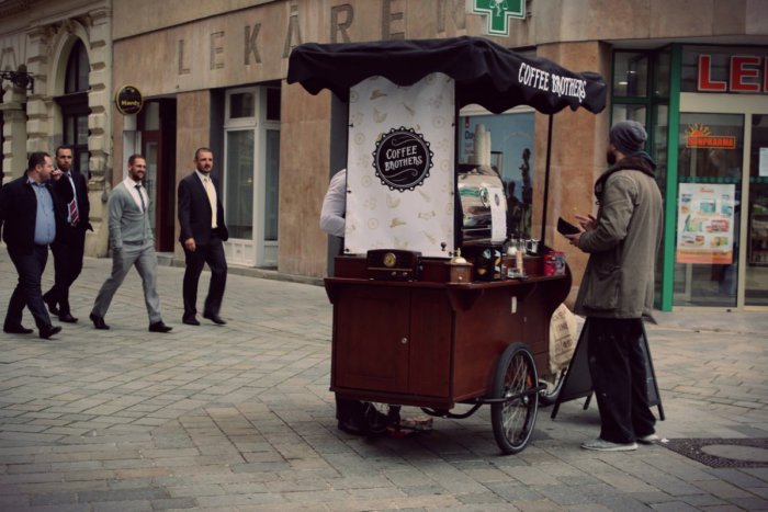 Ilustračný obrázok k článku Všimli ste si ich aj vy? V uliciach Bratislavy pribudli pojazdné kaviarničky. V štýle retro ponúkajú kvalitnú kávu