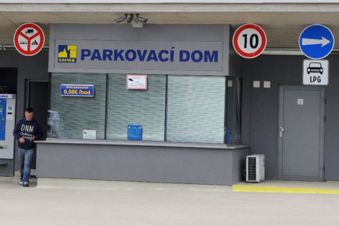 Ilustračný obrázok k článku Problematické parkovanie v Petržalke by mal vyriešiť hromadný garážový dom
