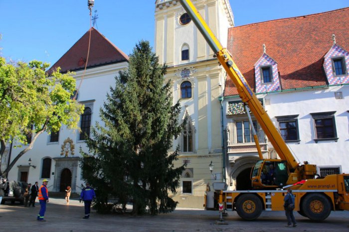 Ilustračný obrázok k článku Vianočný stromček už stojí na Hlavnom námestí. Slávnostne sa rozsvieti na otvorení vianočných trhov