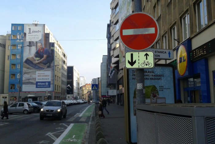 Ilustračný obrázok k článku Protismerku na Dunajskej vodiči bez problémov ignorujú. Na cyklotrase nerobilo problém zastaviť dokonca ani polícii