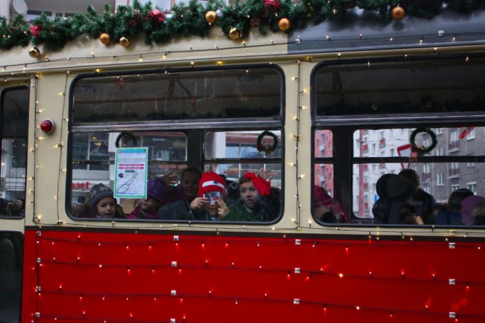 Ilustračný obrázok k článku Vianočná električka už jazdí ulicami Bratislavy. Pozrite sa ako vyzerala jej prvá tohtoročná jazda