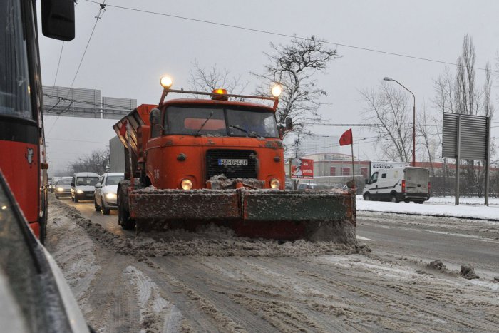 Ilustračný obrázok k článku V hlavnom meste kvôli snehovej víchrici kolabuje doprava. Niektoré autobusy MHD nejazdia