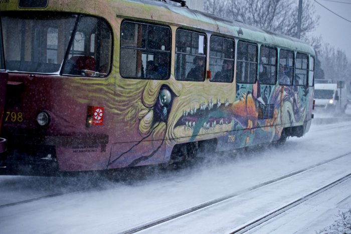 Ilustračný obrázok k článku Rušné sviatky pre Dopravný podnik: Nezodpovední vodiči, prvý sneh aj posmelení vandali