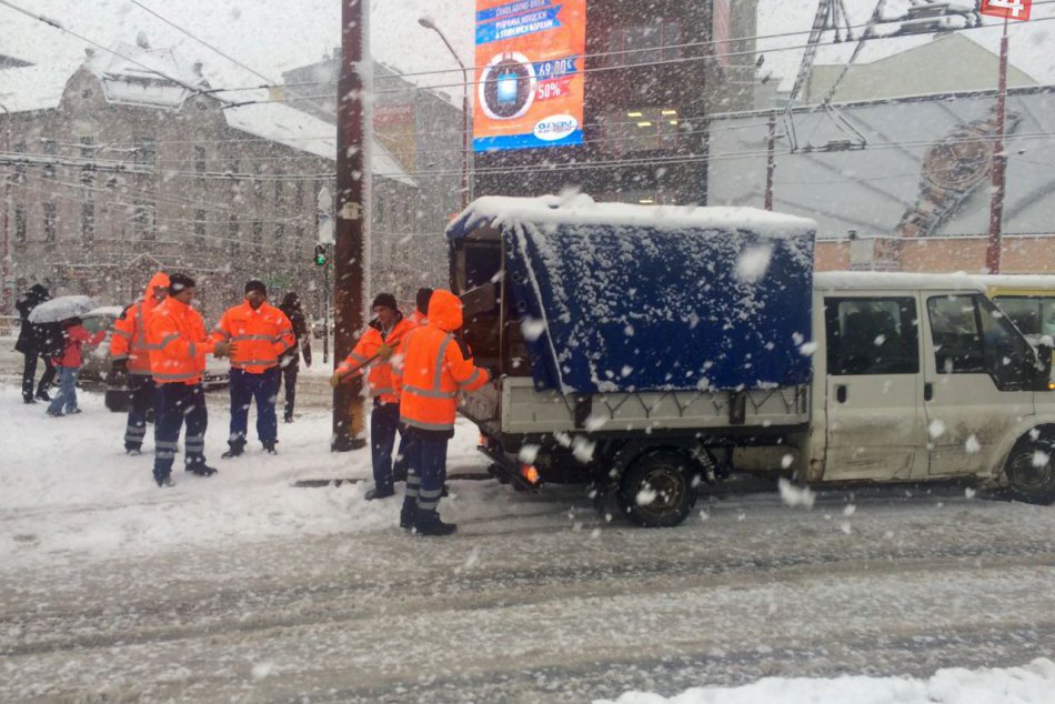 Ilustračný obrázok k článku ONLINE: Počasie komplikovalo dnes situáciu na bratislavských cestách. MHD sa už postupne obnovuje + FOTO