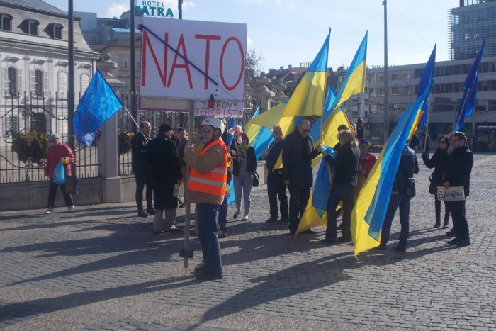 Ilustračný obrázok k článku Sergej Lavrov je v Bratislave. Pred Prezidentským palácom ho vítali pokrikom: „okupant, okupant“