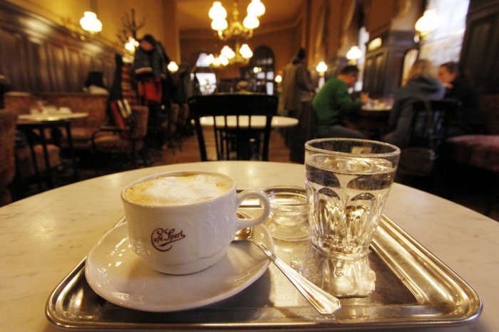Ilustračný obrázok k článku Čiernou kávou proti bielemu Slovensku: Káva či víno bude v Bratislave zadarmo pre každého, kto prejaví svoju ľudskosť